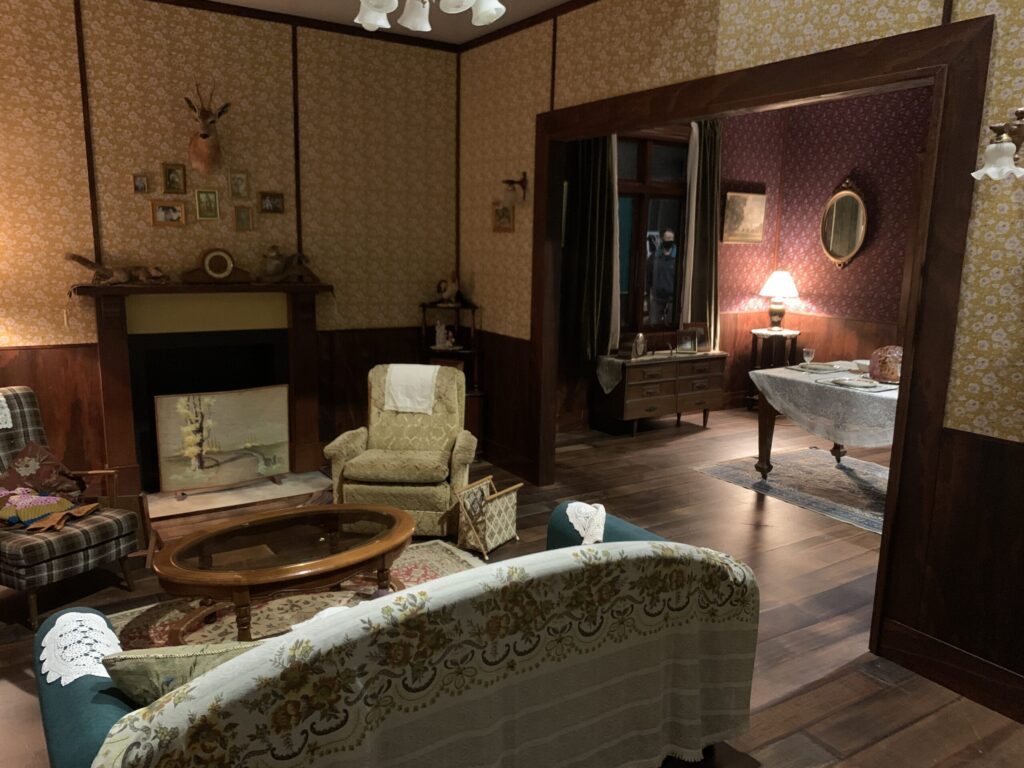 Set building, lounge